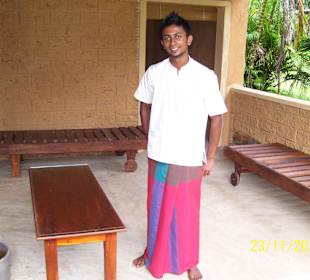 Der Masseur in Arbeitskleidung