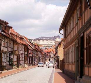 Alte Häuserfassaden mit Blick auf die Burg