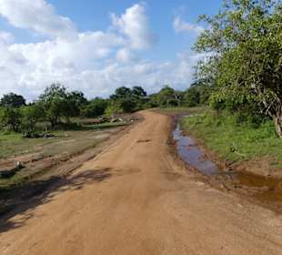 Staubige und teils schlammige Piste