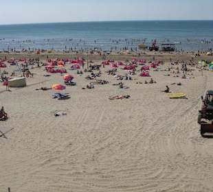 Strand von Zandvoort an einem heißen Wochenende...
