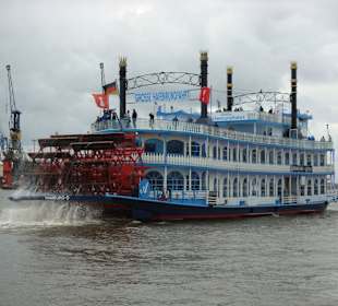 Raddampfer mit Hafenrundfahrt