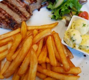 Rumpsteak vom Lavasteingrill mit Pommes Frites