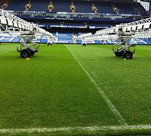 Spielfeldrand und Mittellinie