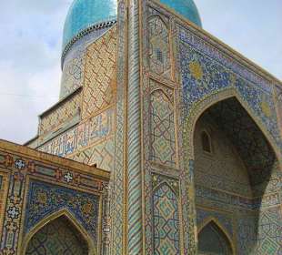 Eine der typischen Kuppeln in leuchtenden Farben