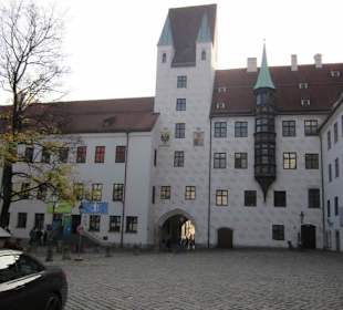 Innenhof mit Affenturm