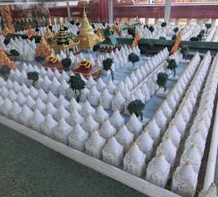 Modell mit den 729 Tafeln und Pagode