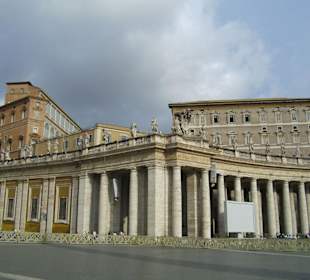 Blick vom Petersplatz zum Vatikan