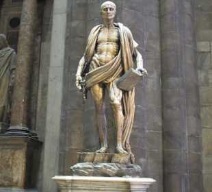 Im Dom, Statue 