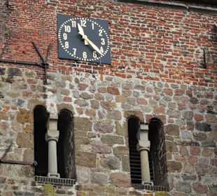 Turmuhr und romanische Fenster