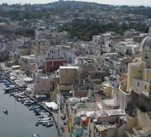 Und noch einmal: Panorama-Blick auf Procida-Stadt
