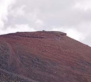 Dahinter liegt der Krater