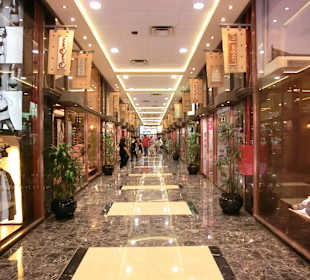 Viele Seitenwege mit Läden