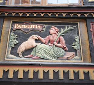 Geschnitzte Bildtafeln an der Fassade