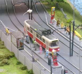 Auch eine Straßenbahn fährt hier