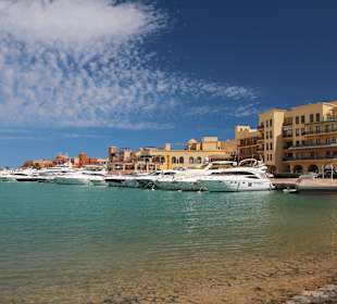 AbuTig-Marina mit Motoryachten