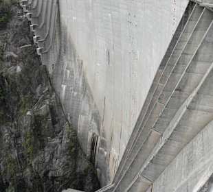 Verzasca Staudamm im Verzascatal