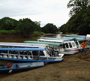 Mit solchen Schiffen ging es zum Hotel Laguna Lodge