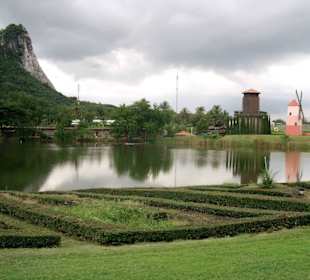 Im Hintergrund der Buddha Mountain