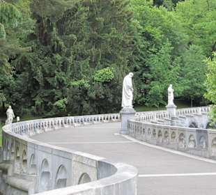 Weg nach oben zur Kirche