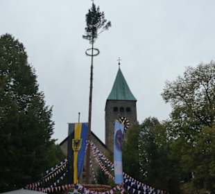 Am Plan mit dem Planbaum vor der Kirche