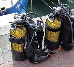 Flaschen und Jackets am Pier