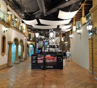 Rundgang durch das Einkaufszentrum Via Catarina