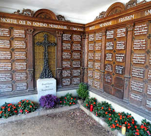 Grabstätten in den Arkaden des Friedhofes