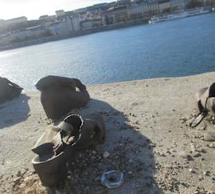 Buty na brzegu Dunaju 