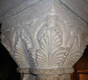 Kapitelle in der Krypta