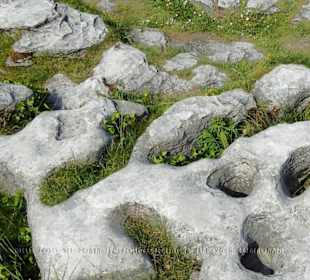 Steinformationen im Bereich des Poulnabrone Dolmen