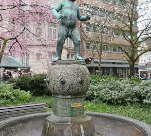 Der Buberlbrunnen mit dem nackten Buben
