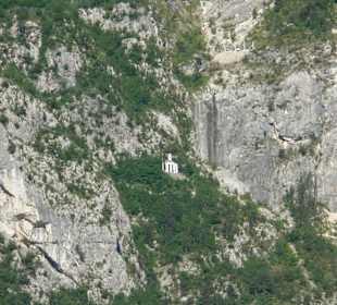 Hausberg von Riva bei Tag mit Kapelle