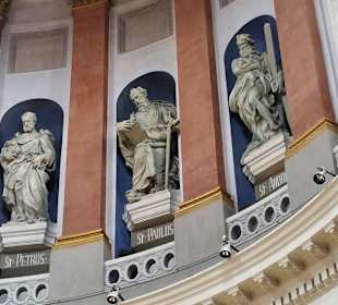 Die Säulen mit den lebensgroßen Figuren
