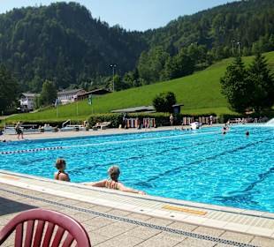 Links Kleinkinderbereich mit Spielangeboten