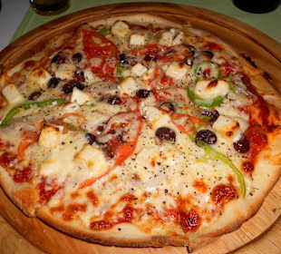 Kretische Pizza im "Palmera Seaside" Restaurant