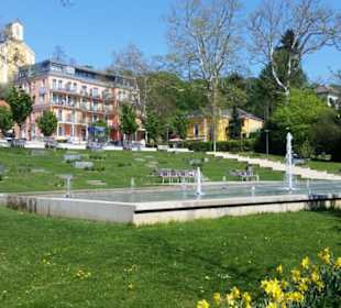 Sprinbrunnen mit Blick zur Kirche