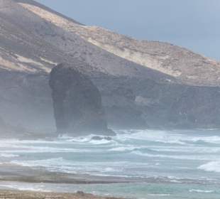 Imposanter Felsen im Meer bei Cofete