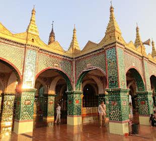 In der Mitte der Plattform steht dieser Bau