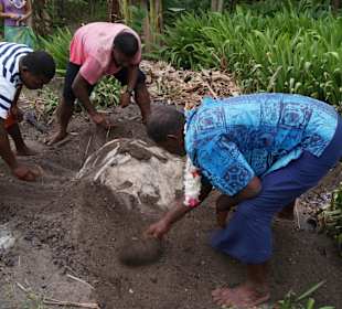 Ein Erdofen wird geöffnet
