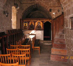 Kirchenschiff mit Ikonen