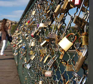 Kłódki na Moście Zakochanych