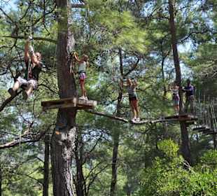 Hindernisse in Kletterpark