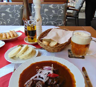 Rindergulasch mit  Brot- u. Kartoffelknödeln