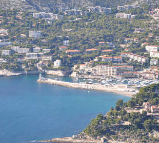 Blick von den Klippen auf den Hafen von Cassis