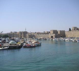 Rhodos, ein kleiner Hafen mit Stadtmauer