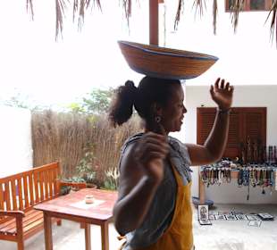 Wirtin Christina zeigt einen Heimattanz