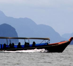 Longtail-Boot vor dem Fels-Panorama