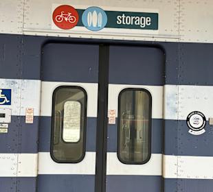 Fahrräder und Surfbretter