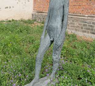 Plastik „Stehender Knabe“ im Skulpturenpark