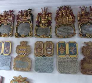 Martinskirche - Totenschilder im Herrschaftsstand